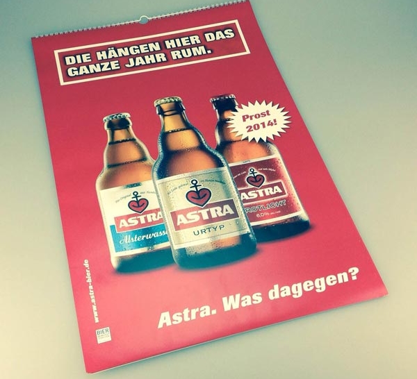 "Die hängen hier das ganze Jahr rum." - Der neue Astra-Wandkalender ist da - about-drinks.com