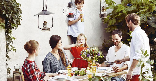 Almdudler Familie am Tisch