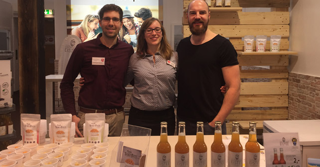 Geschäftsführer am Stand von Ostfrieseneisteee auf der Grünen Woche in Berlin