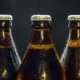 Drei Bierflaschen vor schwarzem Hintergrund
