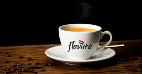 Kaffeetasse mit flavurakaffee gefüllt