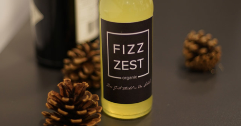 Eine Flasche Fizzzest mit einer Flasche Gin