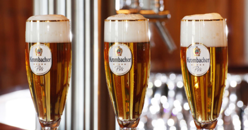 Drei Gläser Krombacher Pilsener auf der Bar