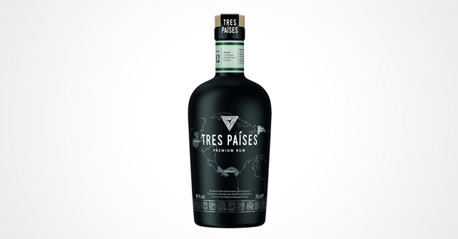 Flasche des neuen Rums Tres Países