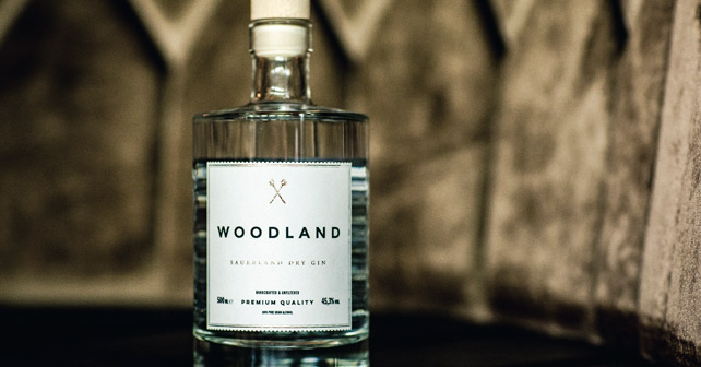 Moodbild der Flasche des Woodland Sauerland Dry Gin