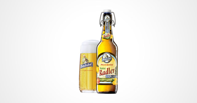 Flasche und Glas mit Natur Radler von Mönchshof