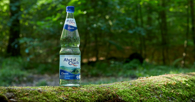 Eine Flasche ArthalQuelle im Grünen