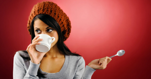 Frau mit Teetasse