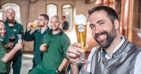 Brauerei Hoepfner Mann mit Bier in der Hand