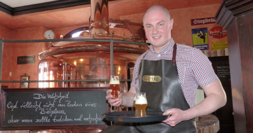 Watzke Brauer mit Bier in der Hand