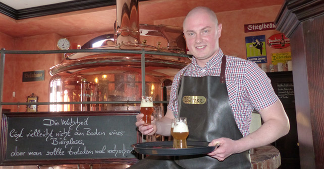 Watzke Brauer mit Bier in der Hand