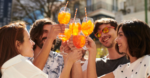 Junge Leute mit Aperol in der Hand