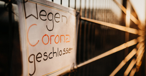 schild mit aufschrift wegen corona geschlossen