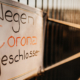 schild mit aufschrift wegen corona geschlossen