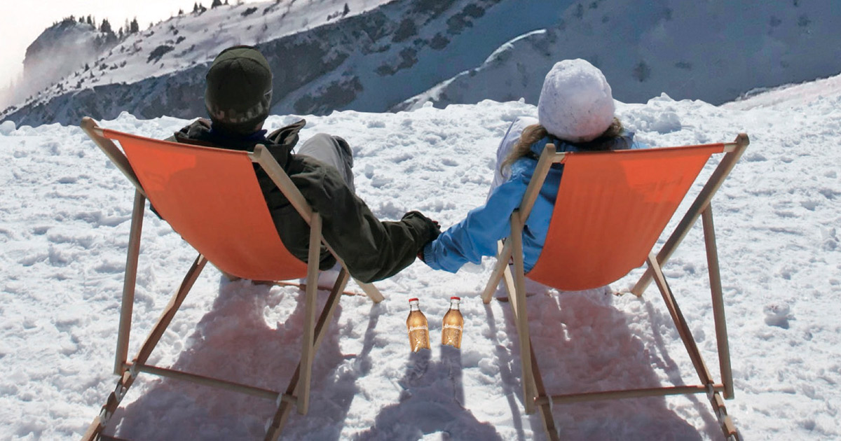 ein paar im schnee auf sonnenliegen