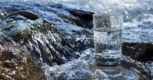 ein glas wasser an einem fluss