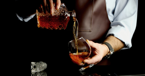 mann schenkt cognac ein