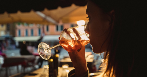 frau trinkt alkohol