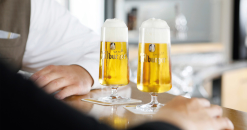 zwei bitburger bier auf dem tresen stehend