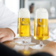 zwei bitburger bier auf dem tresen stehend