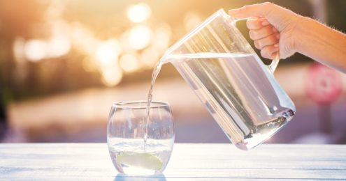 wasser aus dem krug ins glas gießen