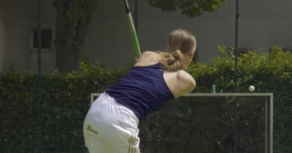 frau spielt feldhockey