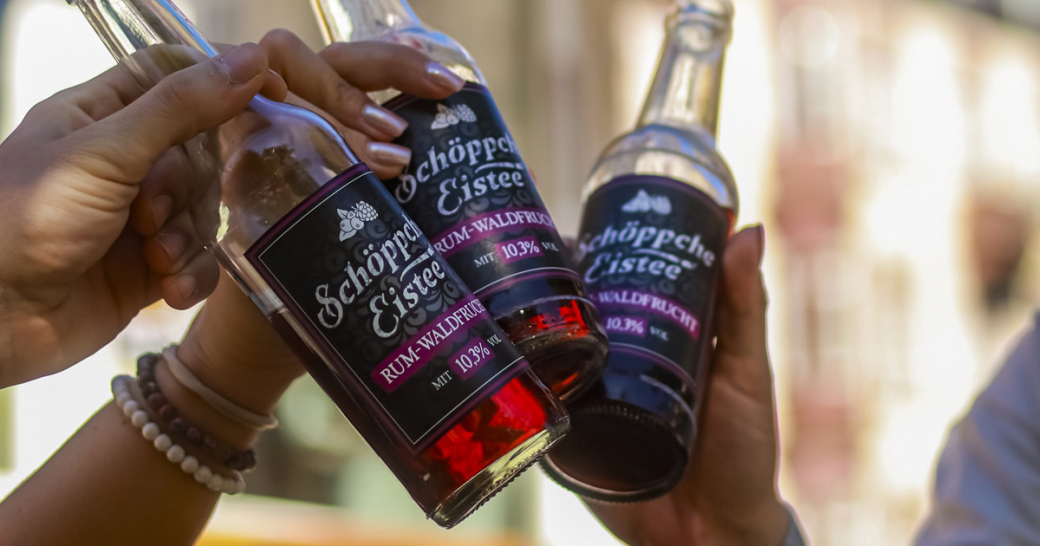 Schöppche Eistee stellt die neueste Sorte „Rum-Waldfrucht“ vor