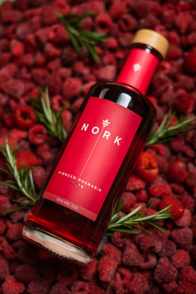 Aus der Korn-Kreativschmiede: der neue Himbeer-Rosmarin Likör von NORK