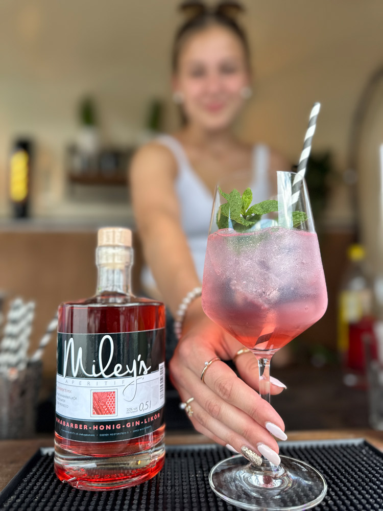 Miley’s Aperitif präsentiert den neuen Rhabarber-Honig-Gin-Likör