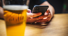 Bier Handy Adobe Stock