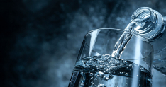 Adobe Stock Mineralwasser Flasche Glas