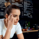 Gastronomie Kellnerin Frust Adobe Stock